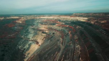 Demir cevheri madenciliği ocağı devasa demir cevheri madencilik hava fotoğrafçılığı 4K