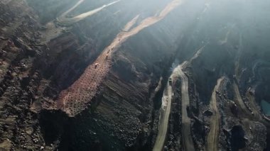 Demir cevheri madenciliği ocağı devasa demir cevheri madencilik hava fotoğrafçılığı 4K