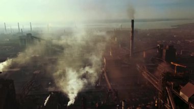 Bacalardan çıkan fabrika dumanı metalürjik bitki drone üstgeçişi
