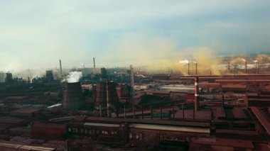 Bacalardan çıkan fabrika dumanı metalürjik bitki drone üstgeçişi