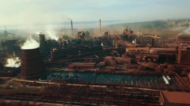 Bacalardan çıkan fabrika dumanı metalürjik bitki drone üstgeçişi