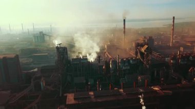 Bacalardan çıkan fabrika dumanı metalürjik bitki drone üstgeçişi
