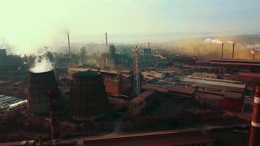 Bacalardan çıkan fabrika dumanı metalürjik bitki drone üstgeçişi