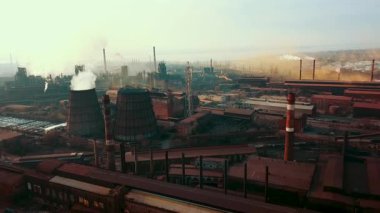 Bacalardan çıkan fabrika dumanı metalürjik bitki drone üstgeçişi