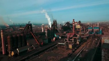 Bacalardan çıkan fabrika dumanı metalürjik bitki drone üstgeçişi