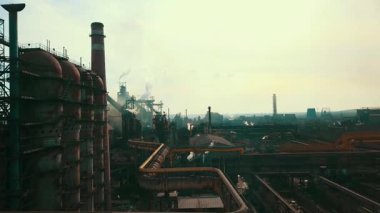 Bacalardan çıkan fabrika dumanı metalürjik bitki drone üstgeçişi