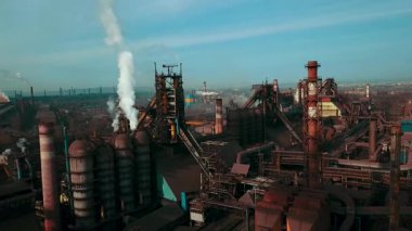 Bacalardan çıkan fabrika dumanı metalürjik bitki drone üstgeçişi