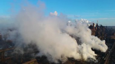 Bacalardan çıkan fabrika dumanı metalürjik bitki drone üstgeçişi