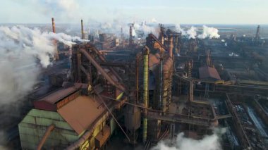 Bacalardan çıkan fabrika dumanı metalürjik bitki drone üstgeçişi