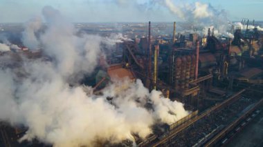 Bacalardan çıkan fabrika dumanı metalürjik bitki drone üstgeçişi