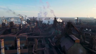 Bacalardan çıkan fabrika dumanı metalürjik bitki drone üstgeçişi