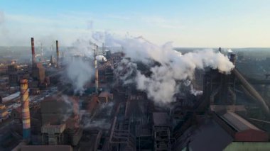 Bacalardan çıkan fabrika dumanı metalürjik bitki drone üstgeçişi