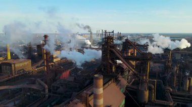 Bacalardan çıkan fabrika dumanı metalürjik bitki drone üstgeçişi