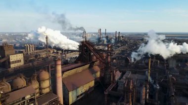 Bacalardan çıkan fabrika dumanı metalürjik bitki drone üstgeçişi