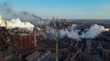 Bacalardan çıkan fabrika dumanı metalürjik bitki drone üstgeçişi