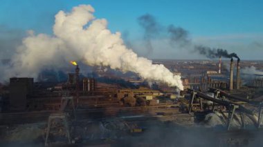Bacalardan çıkan fabrika dumanı metalürjik bitki drone üstgeçişi