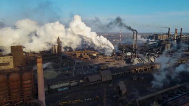 Bacalardan çıkan fabrika dumanı metalürjik bitki drone üstgeçişi