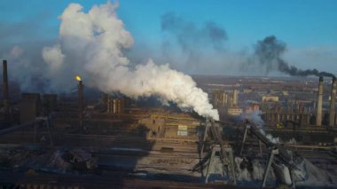 Bacalardan çıkan fabrika dumanı metalürjik bitki drone üstgeçişi