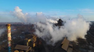 Bacalardan çıkan fabrika dumanı metalürjik bitki drone üstgeçişi