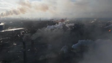 Bacalardan çıkan fabrika dumanı metalürjik bitki drone üstgeçişi