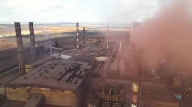 Bacalardan çıkan fabrika dumanı metalürjik bitki drone üstgeçişi