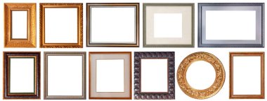 Beyaz arka planda izole edilmiş resim çerçeveleri oyulmuş altın.