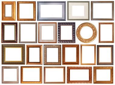 Beyaz arka planda izole edilmiş resim çerçeveleri oyulmuş altın.