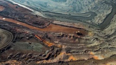 Demir cevheri madenciliği, taş ocağının üzerinde İHA uçuşu.