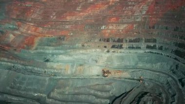 Demir cevheri madenciliği, taş ocağının üzerinde İHA uçuşu.