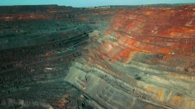 Demir cevheri madenciliği, taş ocağının üzerinde İHA uçuşu.