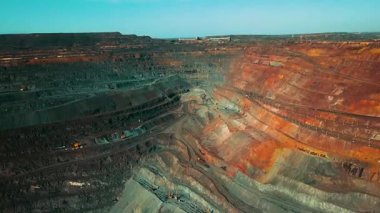 Demir cevheri madenciliği, taş ocağının üzerinde İHA uçuşu.