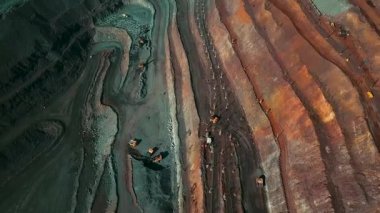 Demir cevheri madenciliği, taş ocağının üzerinde İHA uçuşu.