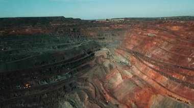 Demir cevheri madenciliği, taş ocağının üzerinde İHA uçuşu.