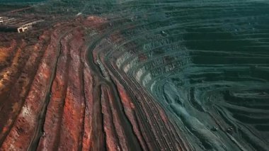 Demir cevheri madenciliği, taş ocağının üzerinde İHA uçuşu.