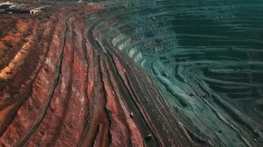 Demir cevheri madenciliği, taş ocağının üzerinde İHA uçuşu.