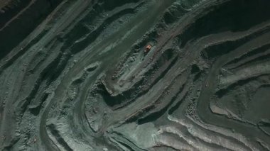 Demir cevheri madenciliği, taş ocağının üzerinde İHA uçuşu.