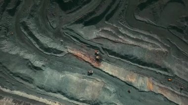 Demir cevheri madenciliği, taş ocağının üzerinde İHA uçuşu.