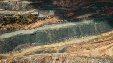 Demir cevheri madenciliği, taş ocağının üzerinde İHA uçuşu.