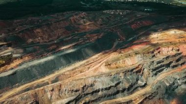 Demir cevheri madenciliği, taş ocağının üzerinde İHA uçuşu.