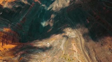 Demir cevheri madenciliği, taş ocağının üzerinde İHA uçuşu.