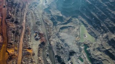 Demir cevheri madenciliği, taş ocağının üzerinde İHA uçuşu.