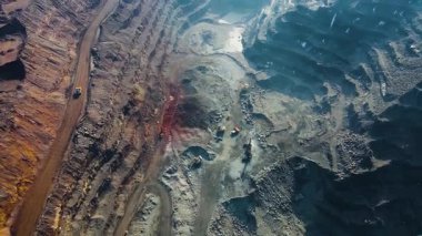 Demir cevheri madenciliği, taş ocağının üzerinde İHA uçuşu.