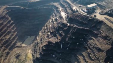 Demir cevheri madenciliği, taş ocağının üzerinde İHA uçuşu.