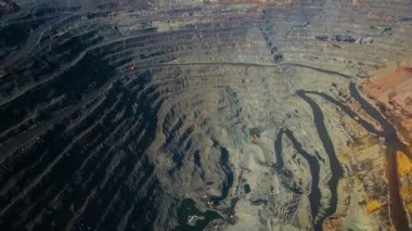 Demir cevheri madenciliği, taş ocağının üzerinde İHA uçuşu.