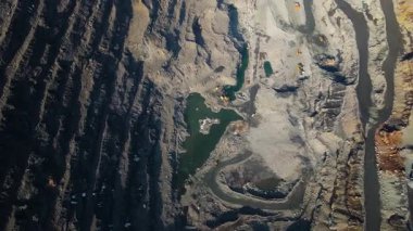 Demir cevheri madenciliği, taş ocağının üzerinde İHA uçuşu.