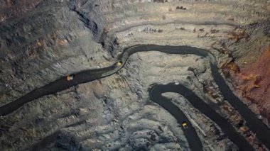 Demir cevheri madenciliği, taş ocağının üzerinde İHA uçuşu.