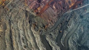 Demir cevheri madenciliği, taş ocağının üzerinde İHA uçuşu.