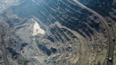 Demir cevheri madenciliği, taş ocağının üzerinde İHA uçuşu.