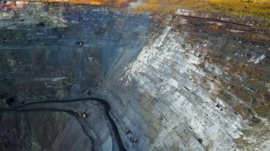 Demir cevheri madenciliği, taş ocağının üzerinde İHA uçuşu.