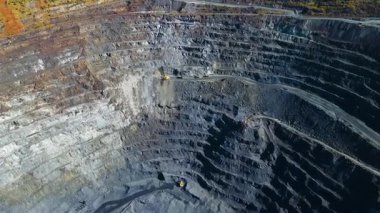 Demir cevheri madenciliği, taş ocağının üzerinde İHA uçuşu.